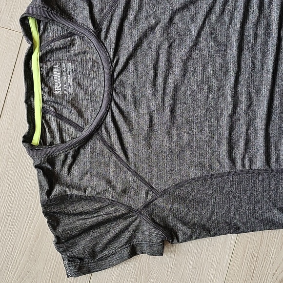 Running Room Fitwear Activewear Shortsleeve Top With Back Zipper Pocket Medium - Picture 3 of 14